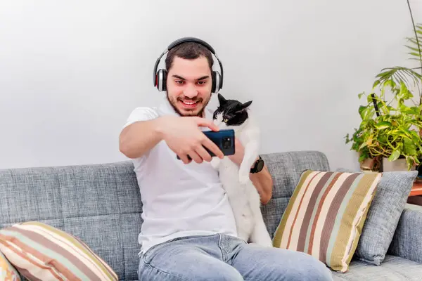 Joven Escuchando Música Con Auriculares Cantando Sofá —  Fotos de Stock