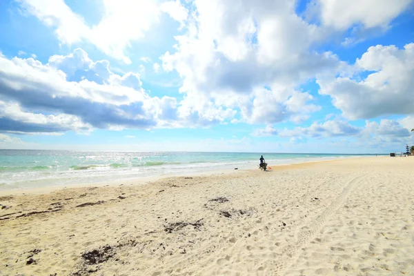 Красивый Пляж Белым Песком — стоковое фото