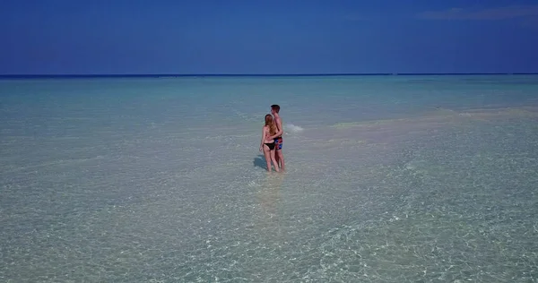 몰디브 해변에서 낭만적 연인들 — 스톡 사진