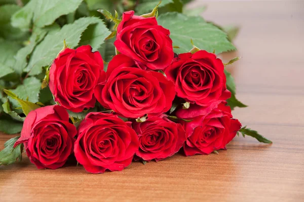 Rote Rosen Auf Einem Hölzernen Hintergrund — Stockfoto
