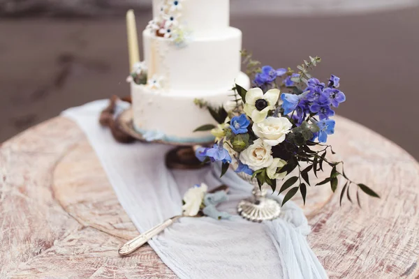 Pastel Boda Con Flores Velas — Foto de Stock