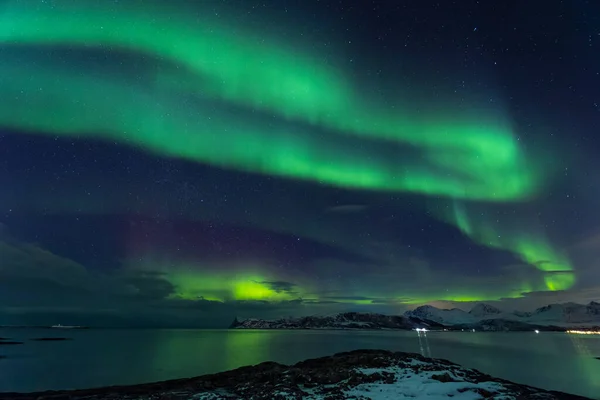 Nordlichter Über Den Polarbergen — Stockfoto