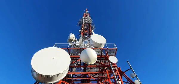 Телекомунікаційна Вежа Антенами Блакитним Небом — стокове фото