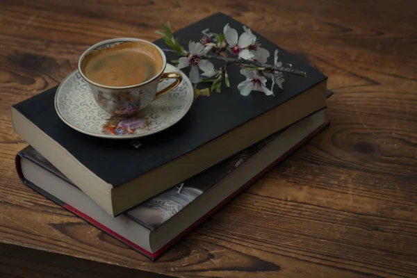 一杯の紅茶と木製のテーブルの上の本 — ストック写真