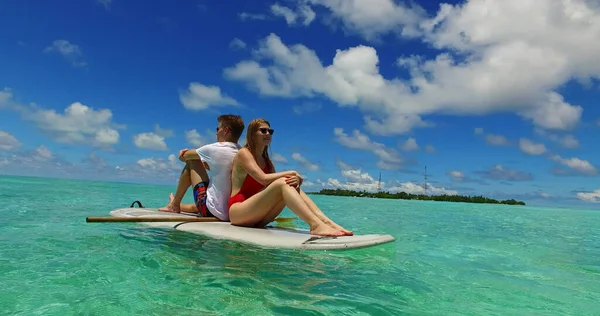 Pareja Romántica Playa Las Maldivas —  Fotos de Stock