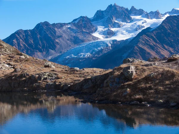 Beau Paysage Lac Dans Les Montagnes — Photo