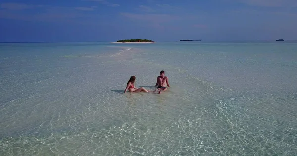 モルディブのビーチでロマンチックなカップルが — ストック写真