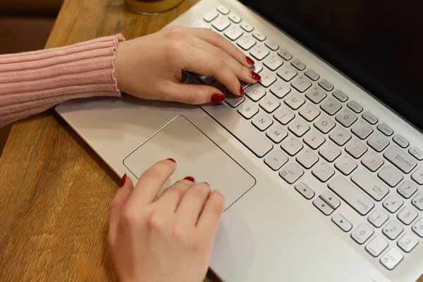Жіночі Руки Червоними Цвяхами Друкуються Клавіатурі Ноутбука — стокове фото