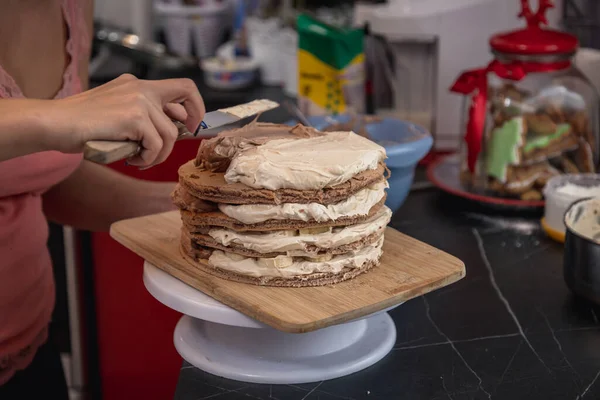 Mujer Preparando Sabroso Pastel Casa — Foto de Stock