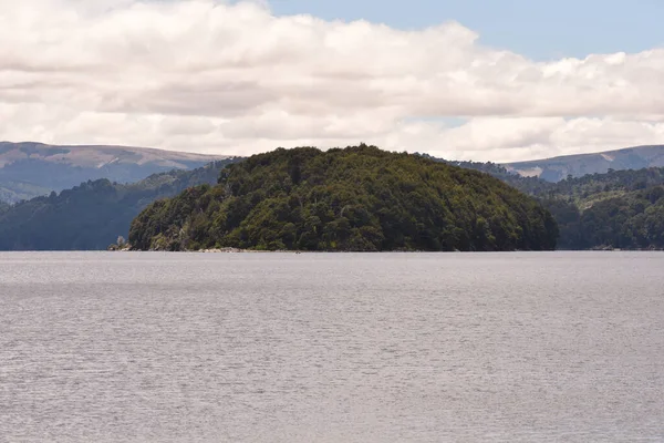 山の中の湖の美しい風景 — ストック写真