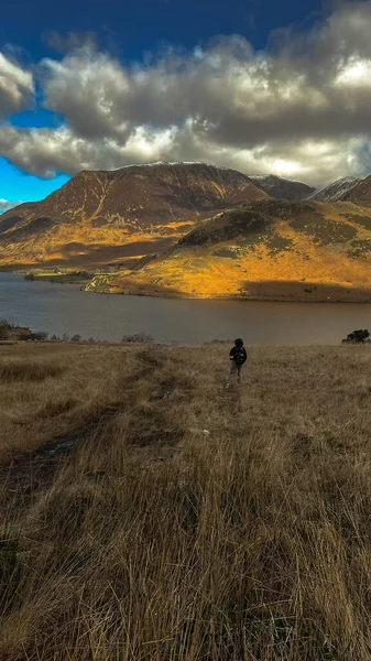 Bela Paisagem Com Lago Fundo — Fotografia de Stock