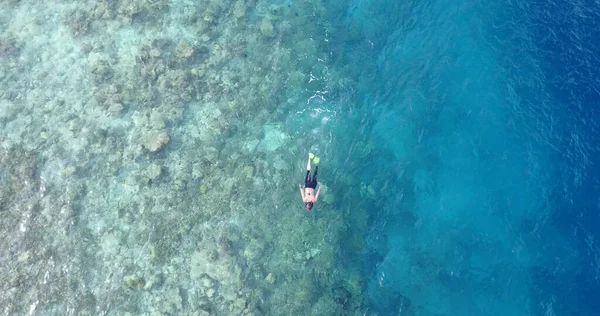 Luchtfoto Van Mooie Jonge Vrouw Witte Bikini Strohoed Het Strand — Stockfoto