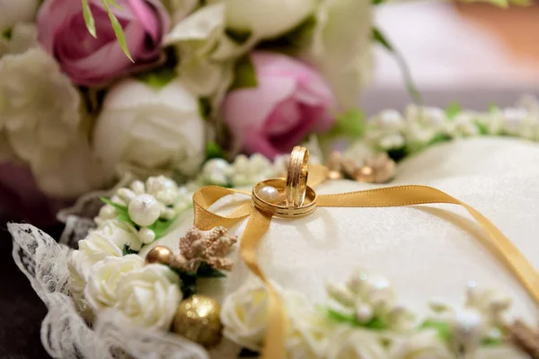 Fedi Nuziali Sul Bouquet Della Sposa — Foto Stock