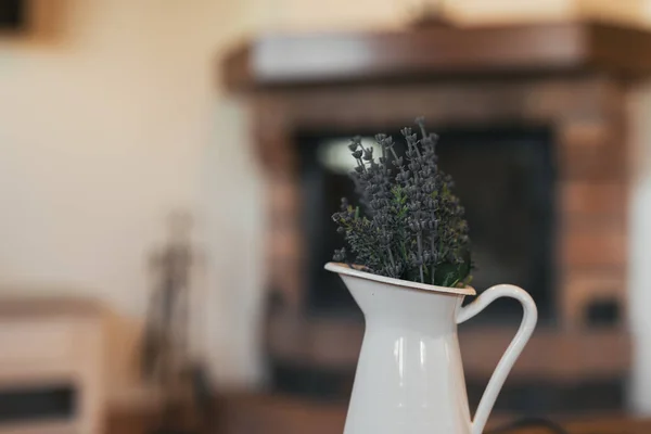 Bellissimi Fiori Vaso Tavolo Legno — Foto Stock