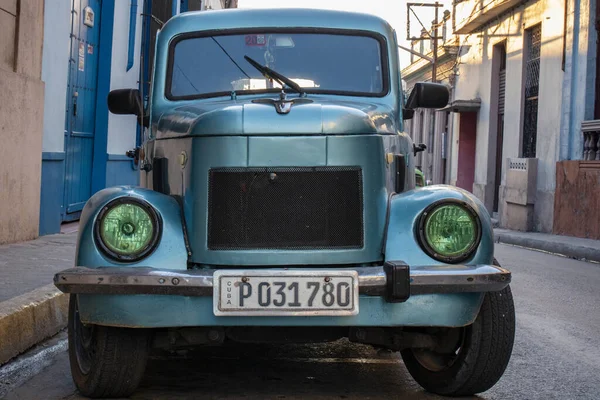 Velho Caminhão Enferrujado Rua — Fotografia de Stock