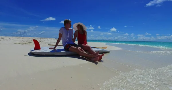 Feliz Pareja Playa Hermoso Océano —  Fotos de Stock