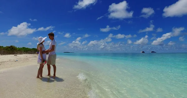 Coppia Sulla Spiaggia Alle Maldive — Foto Stock