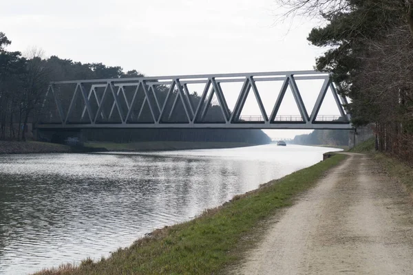 Мост Через Реку Парке Природном Фоне — стоковое фото