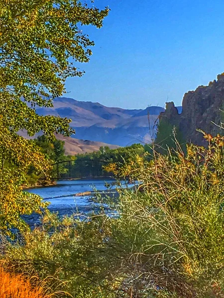 自然を背景にした湖のある美しい風景 — ストック写真