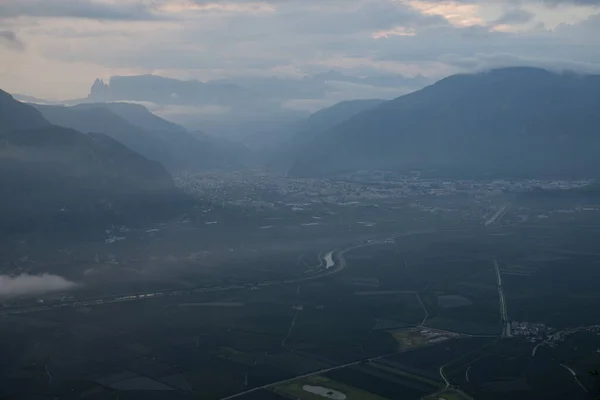 Vanuit Lucht Uitzicht Het Bergdal Ochtend Bergen Groene Bossen — Stockfoto