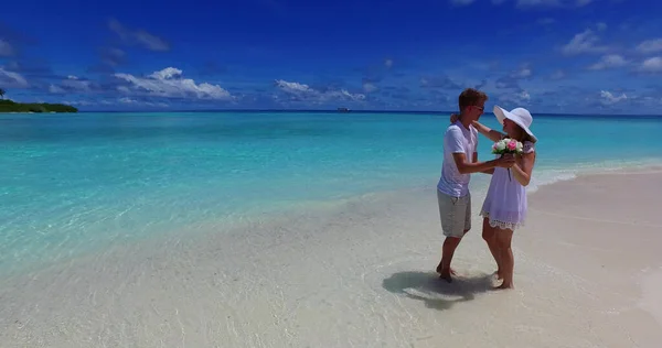 Pareja Romántica Playa Las Maldivas —  Fotos de Stock