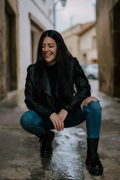 Joven Hermosa Mujer Chaqueta Cuero Negro Jeans Posando Calle —  Fotos de Stock
