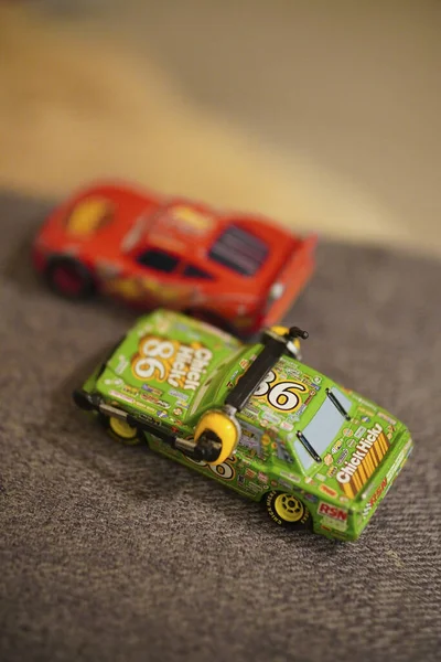 Spielzeugauto Auf Einem Hölzernen Hintergrund — Stockfoto