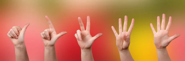Beyaz Arkaplanda Başparmak Işareti Gösteren Insan Elleri — Stok fotoğraf