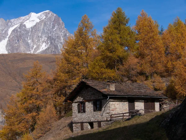 Bela Paisagem Outono Com Uma Pequena Casa Nas Montanhas — Fotografia de Stock