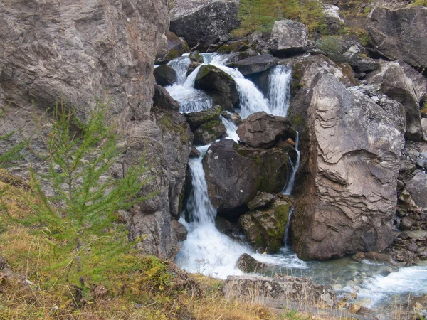 Schöner Wasserfall Den Bergen — Stockfoto