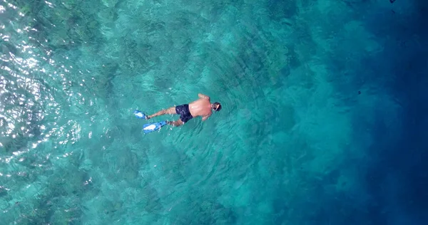 Jovem Mulher Snorkeling Água Azul Praia — Fotografia de Stock