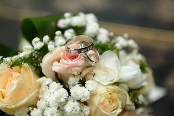 Egy Csokor Virágot Jegygyűrű — Stock Fotó