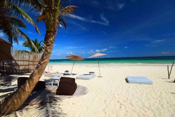 Красивий Пляж Парасолькою Стільцем Тропічному Острові — стокове фото