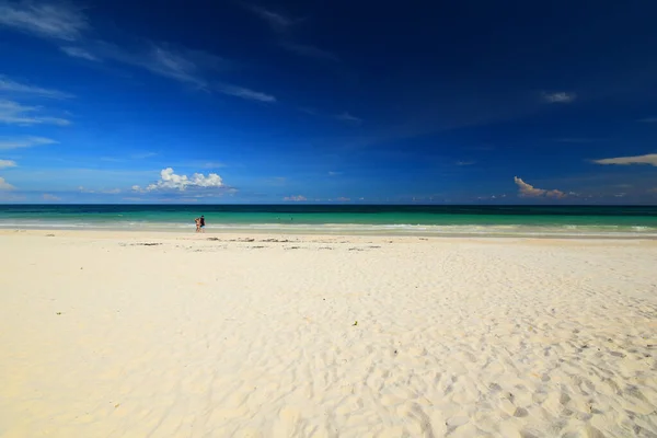 Красивий Тропічний Пляж Білим Піском Блакитним Небом — стокове фото