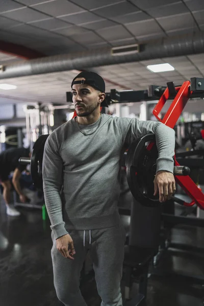 Beau Jeune Homme Vêtements Sport Posant Dans Salle Gym — Photo