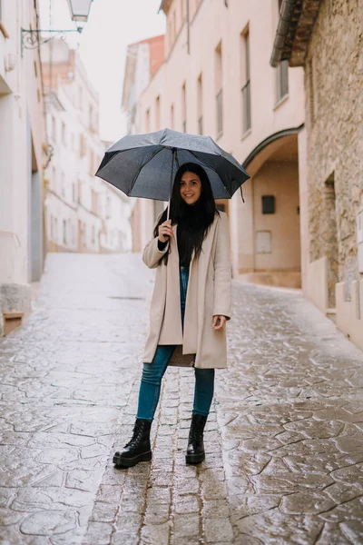 Mladá Krásná Žena Deštníkem Městě — Stock fotografie
