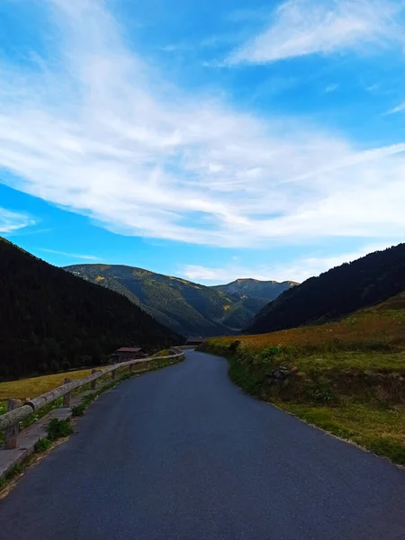 Schöne Landschaft Mit Bergen Und Blauem Himmel — Stockfoto