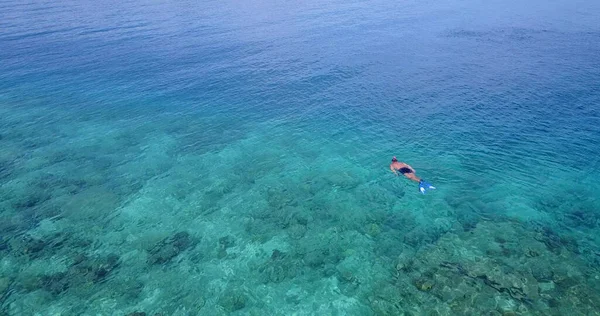 Sahilde Mavi Bikinili Genç Bir Kadının Güzel Hava Manzarası — Stok fotoğraf