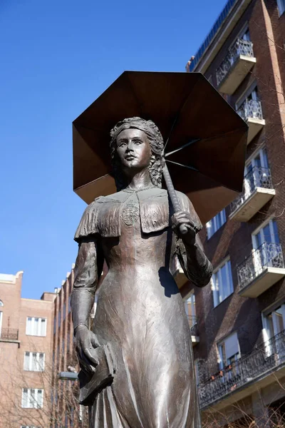 Estatua Una Mujer Ciudad — Foto de Stock
