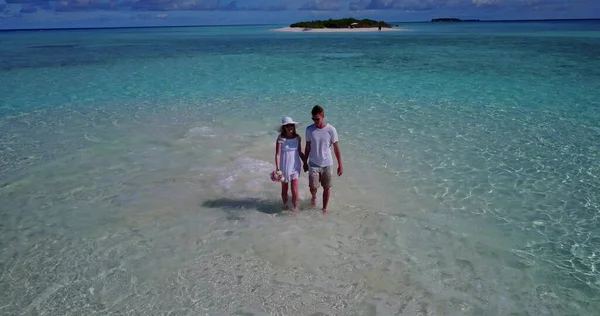 Coppia Felice Sulla Spiaggia Alle Maldive — Foto Stock