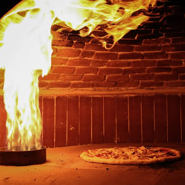 Pizza Ogniem Płomieniami Tle — Zdjęcie stockowe