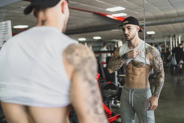 Joven Guapo Ropa Deportiva Posando Gimnasio — Foto de Stock