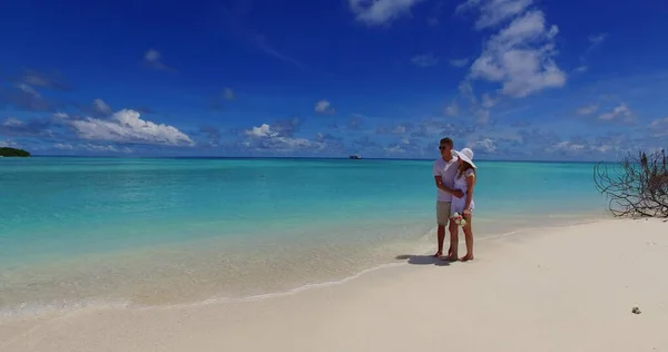 Güzel Tropikal Adanın Sahilinde Mutlu Bir Çift — Stok fotoğraf