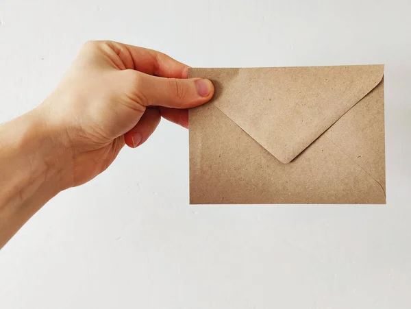 Hand Houden Envelop Met Een Bericht Witte Achtergrond — Stockfoto