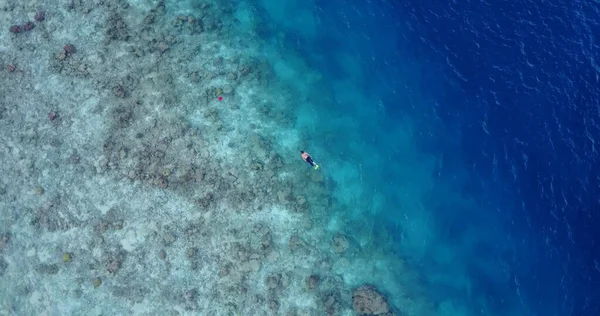 青いラグーンと美しい熱帯ビーチの空中ビュー — ストック写真