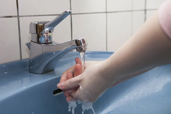女人用肥皂和水洗手 — 图库照片