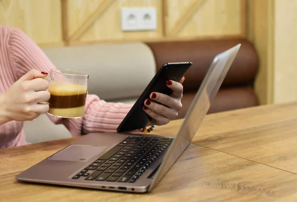 Kadın Dizüstü Bilgisayar Kullanıyor Evde Kahve Içiyor — Stok fotoğraf