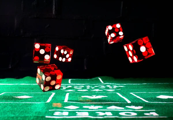 Casino Chips Dobbelstenen Een Zwarte Achtergrond — Stockfoto