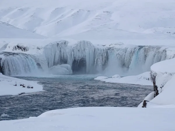 Belle Cascade Dans Les Montagnes Hiver — Photo