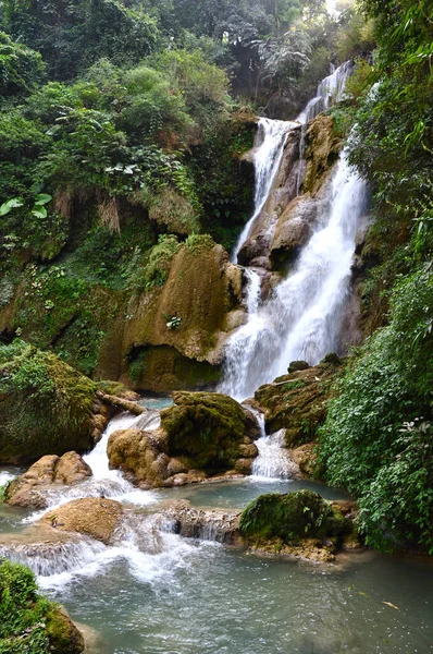 Bella Cascata Nella Foresta — Foto Stock